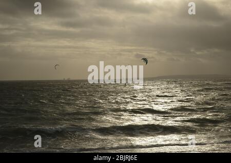 Giorno di inverni nuvolosi e ventosi sulla spiaggia di Hayling Island Foto Stock