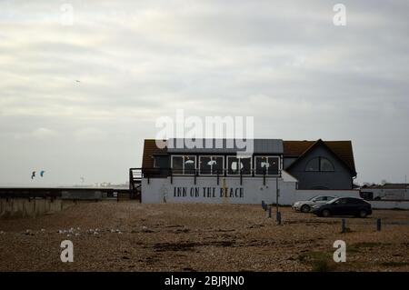 Giorno di inverni nuvolosi e ventosi sulla spiaggia di Hayling Island Foto Stock