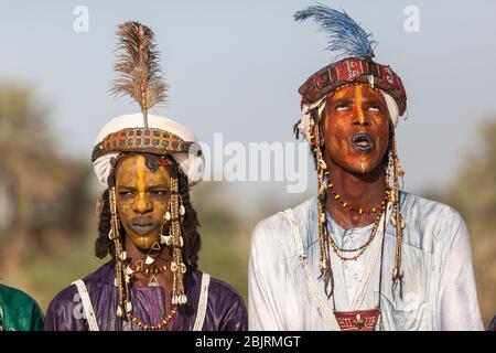 Ingall, Niger : Fulani Bororo Wodaabe nomads concorso di bellezza uomo africano ritratto in vestiti tradizionali colorati al festival di Curee sale Foto Stock