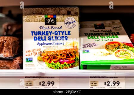 Reston, USA - 27 aprile 2020: Virginia Whole Foods Amazon negozio di alimentari scaffale interno confezionato al dettaglio mostra di pianta vegan pianta-based guarire naturale Foto Stock