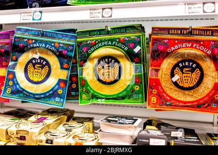 Reston, USA - 27 aprile 2020: Virginia Whole Foods Amazon negozio di alimentari scaffale interno confezionato al dettaglio mostra di glutine di grano a base di piante vegane Foto Stock