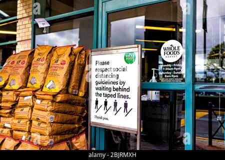 Reston, USA - 27 aprile 2020: Virginia del Nord a Plaza America Whole Foods Amazon drogheria segno per la distanza sociale all'ingresso negozio Foto Stock