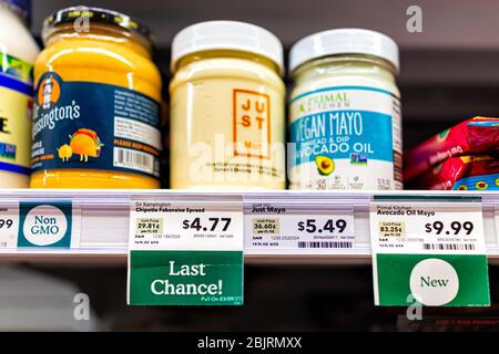Reston, USA - 27 aprile 2020: Virginia del Nord Whole Foods Amazon negozio di alimentari scaffale interno confezionato esposizione al dettaglio di vegan pianta-based natu Foto Stock