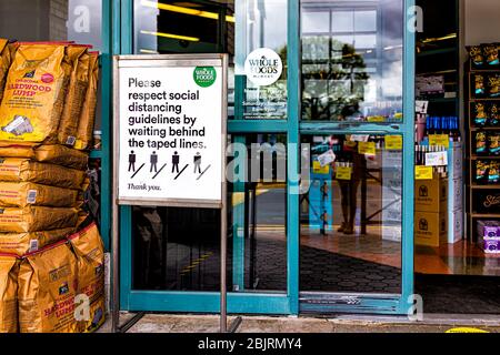 Reston, USA - 27 aprile 2020: Zona metropolitana della Virginia del Nord Plaza America Whole Foods Amazon drogheria segno per la distanza sociale all'ingresso del negozio Foto Stock
