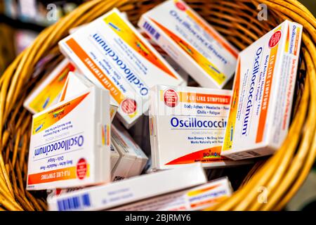 Reston, USA - 27 aprile 2020: Virginia del Nord Whole Foods Amazon negozio di alimentari mostra di medicina omeopatica influenza durante coronavirus covid-19 Foto Stock