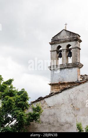 Campane rustiche in una città vecchia in Toscana Foto Stock