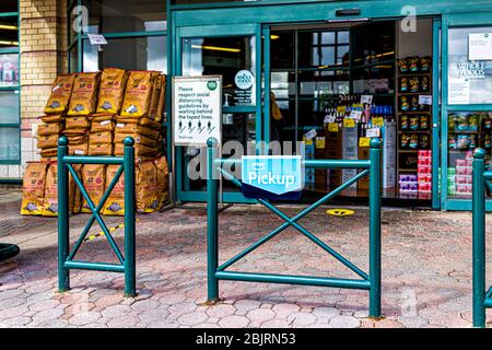 Reston, USA - 27 aprile 2020: Virginia del Nord Whole Foods Amazon negozio di alimentari segno per le distanze sociali da ingresso con cibo prime online consegnare Foto Stock