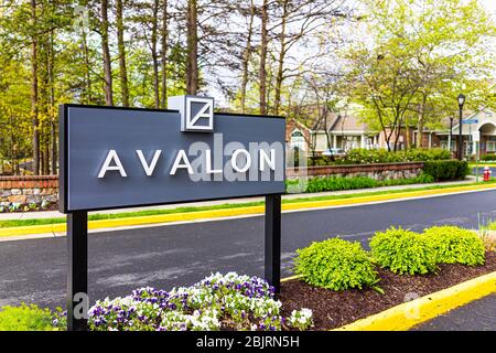 Reston, USA - 27 aprile 2020: Ingresso cartello stradale della Virginia del Nord vicino alla metropolitana nel centro città con testo Avalon per il complesso di appartamenti Foto Stock