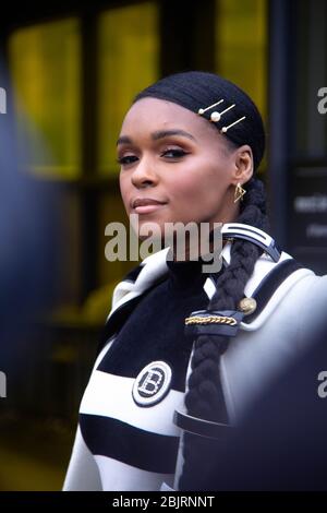 PARIGI, FRANCIA - Febbraio 28 : Janelle Monáe fuori dalla sfilata di moda Balmain durante la settimana della Moda di Parigi - Womenswear Autunno/Inverno 2020/2021 Foto Stock