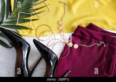 Set di abiti casual femminile su sfondo chiaro, primo piano Foto Stock