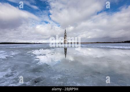 Kalyazin annegato campanile inverno paesaggio riflessione in lago ghiacciato Foto Stock