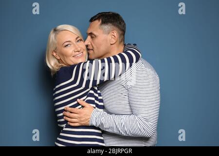 Coppia carina di mezza età su sfondo a colori Foto Stock