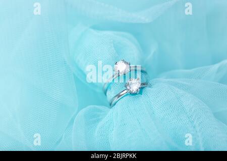 Anelli di fidanzamento belli su tulle colore, primo piano Foto Stock