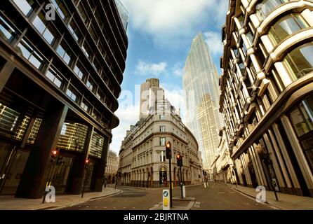 La città vuota di Londra; Threadneedle Street e Old Broad St. Viste architettoniche grandangolari il giorno 7 della chiusura a chiave. Londra, Regno Unito. Mar 2020 Foto Stock
