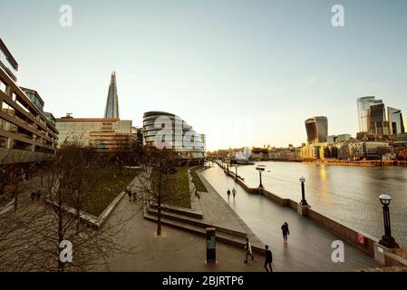 Viste panoramiche sul fiume durante la chiusura a chiave, riprese dal Tower Bridge. Londra, Regno Unito. Apr 2020 Foto Stock