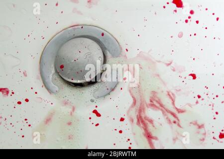 sangue nel lavandino e dentifricio sangue sangue gomma spazio copia. primo piano Foto Stock