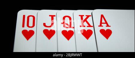 Hearts Royal Flush Poker su sfondo nero dello spazio copia. Primo piano Foto Stock