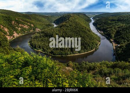 Saarschleife (fiume Saar loop) a Mettlach, Saarland, vista da Cloef. Saar loop è una delle meraviglie naturali in Germania. Foto Stock
