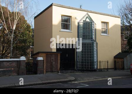 Postmoderno Postmodernismo architettura Yellow House Glass Bricks Porch Blocks Pyramid Geometric Trinagle 61 Richmond Way, Hammersmith, Londra W14 0HP Foto Stock