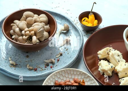 Set di stoviglie con ingredienti sul tavolo Foto Stock