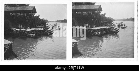 Punto di atterraggio per escursioni turistiche con tradizionali barche a remi sul Mekong o Tonle SAP in Cambogia. Fotografia stereo da circa 1910. Foto su lastra di vetro asciutta della collezione Herry W. Schaefer Foto Stock