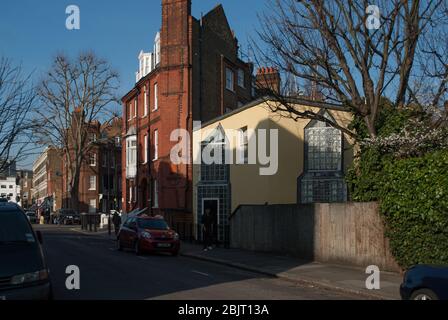 Postmoderno Postmodernismo architettura Yellow House Glass Bricks Porch Blocks Pyramid Geometric Trinagle 61 Richmond Way, Hammersmith, Londra W14 0HP Foto Stock