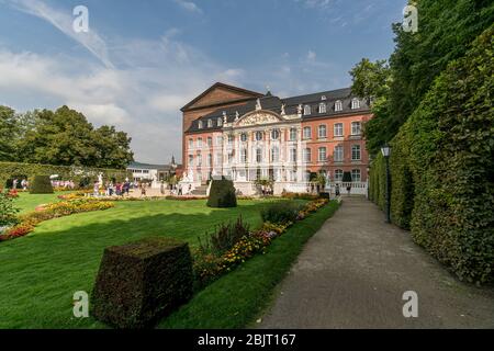 Trier, Germania - il Rinascimento e l'edificio Rococò del palazzo elettorale è considerato uno dei più bei palazzi Rococò nel mondo. Foto Stock