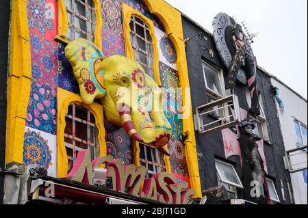 LONDRA - 30 SETTEMBRE 2019: Primo piano di negozi colorati e decorati in modo elaborato su Camden High Street Foto Stock