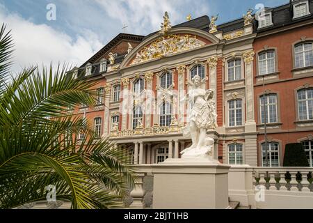 Trier, Germania - il Rinascimento e l'edificio Rococò del palazzo elettorale è considerato uno dei più bei palazzi Rococò nel mondo. Foto Stock