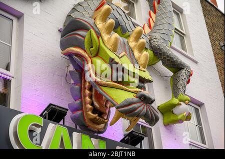 LONDRA - 30 SETTEMBRE 2019: Vista ad angolo da vicino del negozio decorato in modo elaborato con opere d'arte drago su Camden High Street Foto Stock