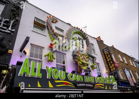 LONDRA - 30 SETTEMBRE 2019: Facciate di negozi decorate in modo elaborato su Camden High Street Foto Stock