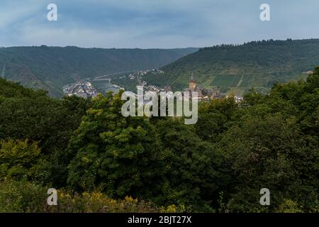 Il Castello di Reichsburg si trova sopra la città medievale di Cochem sul fiume Mosel, in Germania. Foto Stock