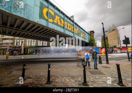 LONDRA - 30 SETTEMBRE 2019: Lunga esposizione del famoso cartello Camden Lock dipinto sul ponte ferroviario attraverso Camden High Street con traffico sfocato Foto Stock