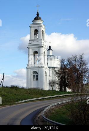Giovanni Apostolo Chiesa di Kuzmishchevo, costruita in stile classico, fine del XVIII secolo, vicino Tarusa, Kaluga Oblast, Russia Foto Stock