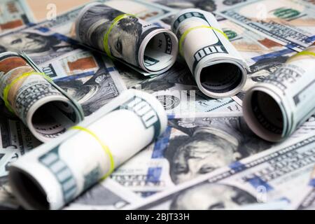 centodollari di banconote e rotoli di banconote. vista dall'alto. per chiudere Foto Stock