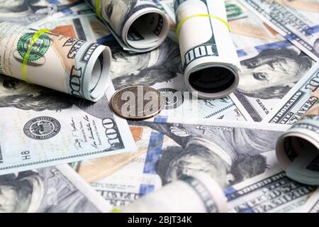 cento banconote da dollari e rotoli di banconote e un quarto di moneta. vista laterale. per chiudere Foto Stock