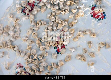 manti turchi fatti in casa (ravioli/gnocchi). Il Manti è un tradizionale cibo turco. Foto Stock