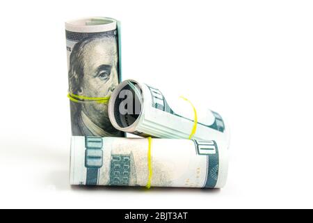 rotoli con centosettantacinquecento dollari su uno sfondo bianco isolato, vista laterale Foto Stock