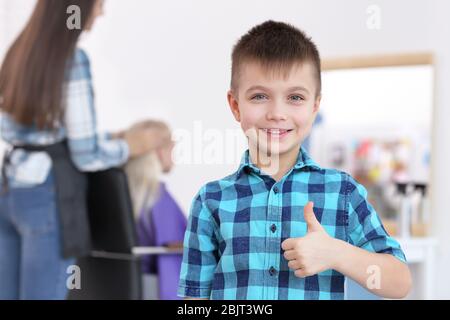 Carino piccolo ragazzo nel salone di parrucchiere Foto Stock