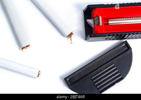 aprire la macchina di azionamento del tabacco e le sigarette su sfondo bianco. isolare Foto Stock