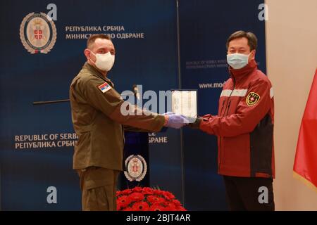 Belgrado, Serbia. 30 Aprile 2020. Il Ministro della Difesa serbo Aleksandar Vulin (L) consegna una medaglia a Peng Zhiqiang, capo della squadra di esperti medici cinesi, a Belgrado, Serbia, il 30 aprile 2020. Durante una cerimonia tenutasi qui giovedì, la Serbia ha assegnato medaglie militari al team di esperti medici cinesi a sei membri per il loro contributo alla lotta della Serbia contro la pandemia COVID-19. Credit: Shi Zhongyu/Xinhua/Alamy Live News Foto Stock