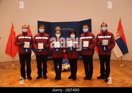 Belgrado, Serbia. 30 Aprile 2020. I membri del team di esperti medici cinesi posano per una foto di gruppo a Belgrado, Serbia, il 30 aprile 2020. Durante una cerimonia tenutasi qui giovedì, la Serbia ha assegnato medaglie militari al team di esperti medici cinesi a sei membri per il loro contributo alla lotta della Serbia contro la pandemia COVID-19. Credit: Shi Zhongyu/Xinhua/Alamy Live News Foto Stock