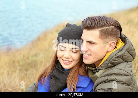 Bella coppia in abiti caldi all'aperto Foto Stock