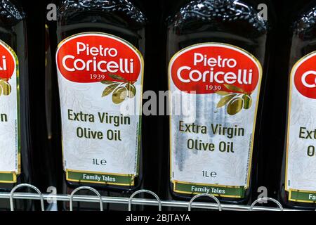 Tyumen, Russia-26 aprile 2020: Olio d'oliva Pomace marchio Pietro Coricelli dal 1939 preso al supermercato. Foto Stock