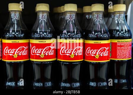 Tyumen, Russia-26 aprile 2020: I prodotti Coca Cola sono esposti in un negozio di alimentari. Foto Stock