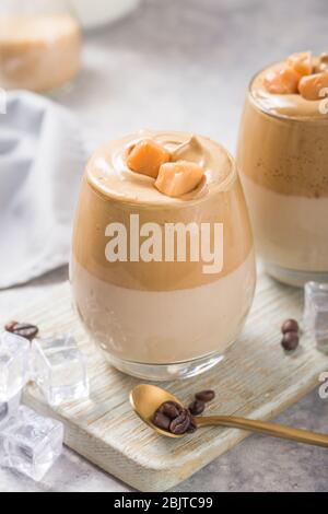 Il Dalgona Frothy Coffee è una bevanda sudcoreana con caffè istantaneo montato, zucchero e latte. Foto Stock