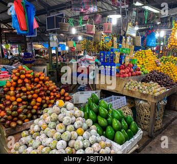 Un magazzino pieno di prodotti freschi Foto Stock