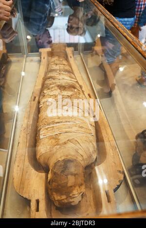 CAIRO, EGITTO - 19 NOVEMBRE 2017: Sarcofago in legno con mummia antica nel Museo delle Antichità Egizie Foto Stock