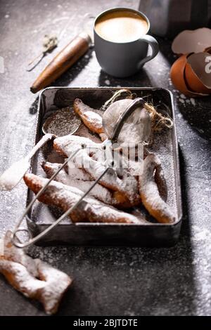 Torte al burro. Un dolce dessert cosparso di zucchero in polvere. Caffè del mattino. Cibo delizioso. Foto Stock