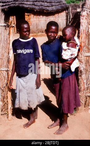 Famiglia sudanese del Sud in un villaggio vicino a Yei, Repubblica del Sud Sudan, Africa Foto Stock